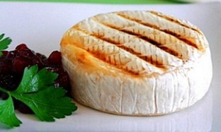 Французский сыр на гриле с бруснично-имбирным чатни