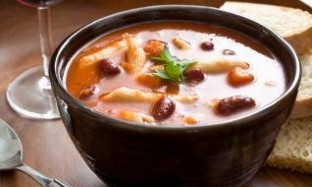 Итальянский суп с купатами и фасолью